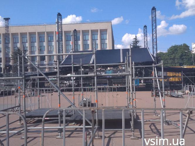 На Майдані монтують сцену. На ній агітуватиме Святослав Вакарчук, фото №2 на сайті vsim.ua