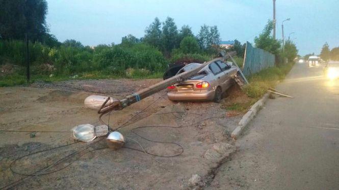 Новини Хмельницького - фото з На Прибузькій “Daewoo” протаранив електроопору: травмувався водій На Прибузькій “Daewoo” протаранив електроопору: травмувався водій, фото №4 на сайті vsim.ua