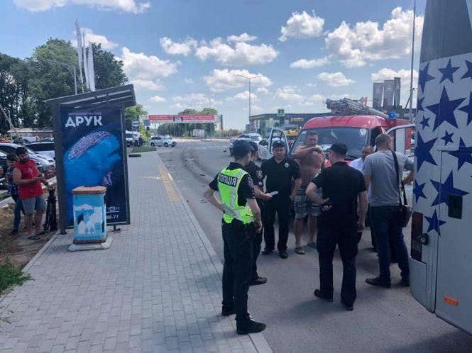 На Немирівському шосе зіткнувся легковик та автобус з 11 пасажирами, фото №2 на сайті 20minut.ua
