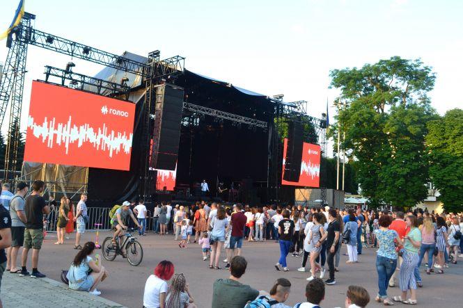 Новини Хмельницького - фото з Партія “Голос” і “океан” концерту: яким був візит Вакарчука у Хмельницький Партія “Голос” і “океан” концерту: яким був візит Вакарчука у Хмельницький, фото №3 на сайті vsim.ua