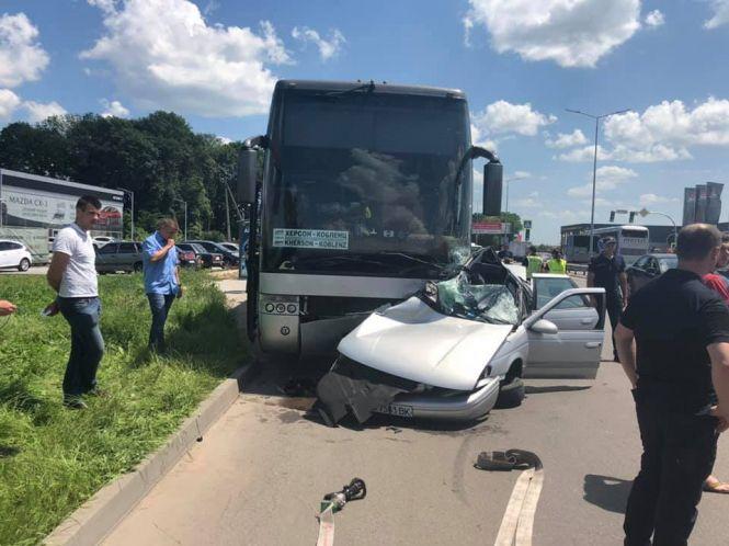 На Немирівському шосе зіткнувся легковик та автобус з 11 пасажирами, фото №1 на сайті 20minut.ua