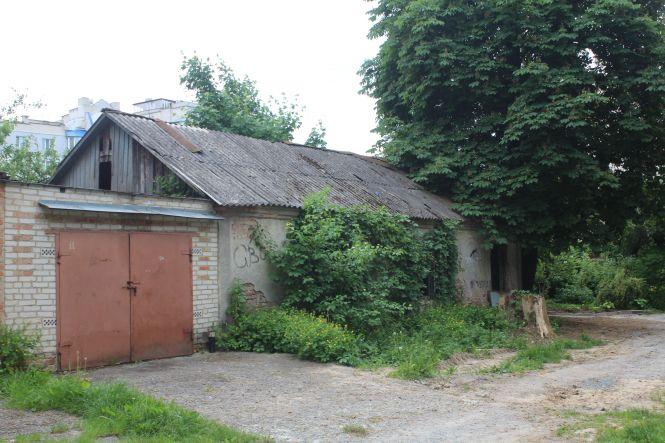 Новини Вінниці - фото з «Наш двір нарізали депутату». Як жителі на Пирогова втрачають своє подвір’я «Наш двір нарізали депутату». Як жителі на Пирогова втрачають своє подвір’я, фото №1 на сайті 20minut.ua