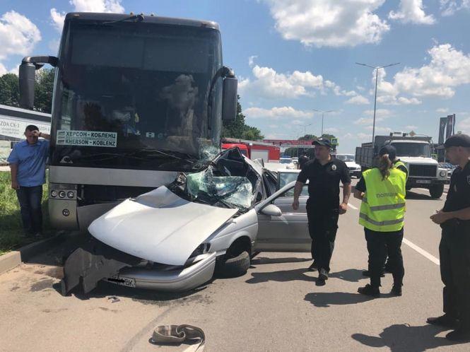 На Немирівському шосе зіткнувся легковик та автобус з 11 пасажирами, фото №4 на сайті 20minut.ua