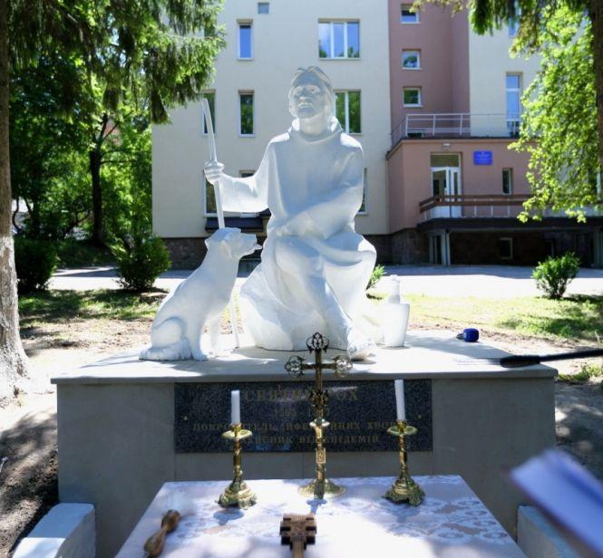 У Тернополі на території лікарні швидкої допомоги встановили пам`ятник Святому Роху, фото №1 на сайті 20minut.ua