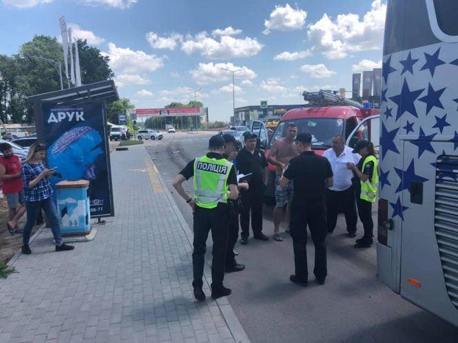 На Немирівському шосе зіткнувся легковик та автобус з 11 пасажирами, фото №6 на сайті 20minut.ua