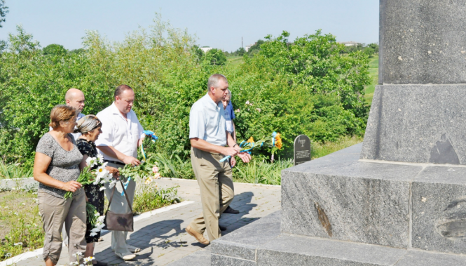 В Козятині вшанували пам'ять розстріляних гітлерівцями військових та мирних людей, фото №1 на сайті 20minut.ua