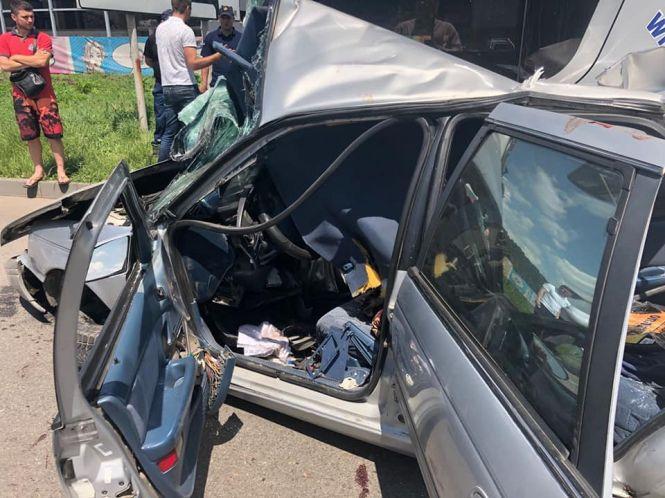 На Немирівському шосе зіткнувся легковик та автобус з 11 пасажирами, фото №8 на сайті 20minut.ua