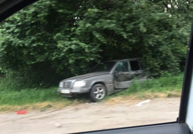 Потрощений Nissan та Mercedes в кюветі: вечірня ДТП на Західно-Окружній, фото №1 на сайті vsim.ua