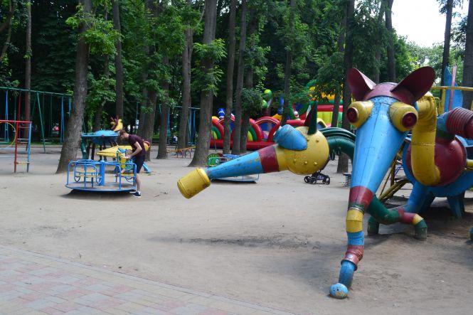 Новини Хмельницького - фото з Ремонт за 100 тисяч: хто і як відновлює скульптури в сквері Шевченка Ремонт за 100 тисяч: хто і як відновлює скульптури в сквері Шевченка, фото №4 на сайті vsim.ua