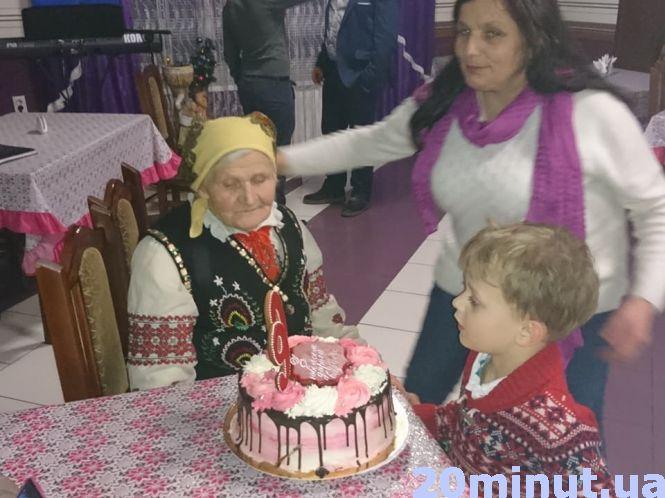 У 92 жителька Тернопільщини влаштовує дефіле, вишиває без окулярів та  їздить на фестивалі, фото №6 на сайті 20minut.ua