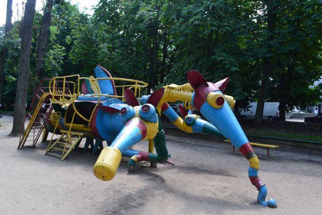 Новини Хмельницького - фото з Ремонт за 100 тисяч: хто і як відновлює скульптури в сквері Шевченка Ремонт за 100 тисяч: хто і як відновлює скульптури в сквері Шевченка, фото №1 на сайті vsim.ua