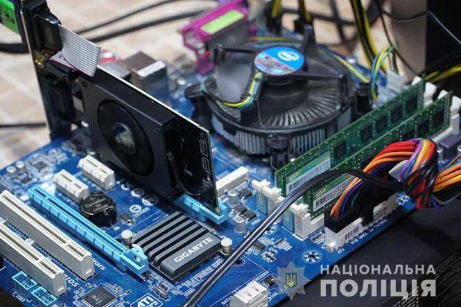У Тернополі на пошті шахрай, як фокусник, підмінював процесори до комп'ютерів, фото №1 на сайті 20minut.ua