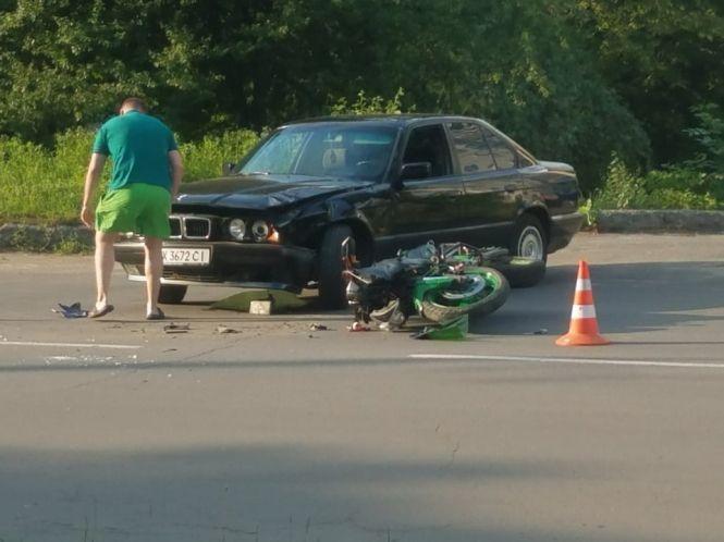 На Тернопільській  «BMW» наїхав на мотоцикліста, фото №1 на сайті vsim.ua