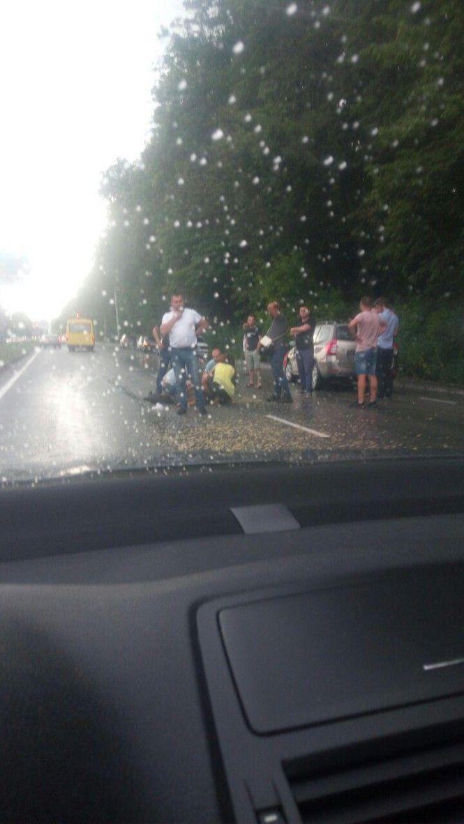 Новини Вінниці - фото з ДТП на Барському шосе: водій "Рено Логан" збив пішохода (ВІДЕО з місця) ДТП на Барському шосе: водій "Рено Логан" збив пішохода (ВІДЕО з місця), фото №1 на сайті 20minut.ua