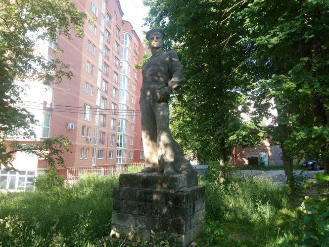 Новини Тернополя - фото з Розфарбований вандалами та зарослий травою: яка доля пам’ятника Герою-матросу у Тернополі Розфарбований вандалами та зарослий травою: яка доля пам’ятника Герою-матросу у Тернополі, фото №1 на сайті 20minut.ua