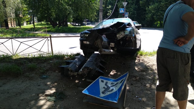 На перехресті Чорновола та Довженка “Volkswagen” в’їхав у світлофор, фото №1 на сайті vsim.ua