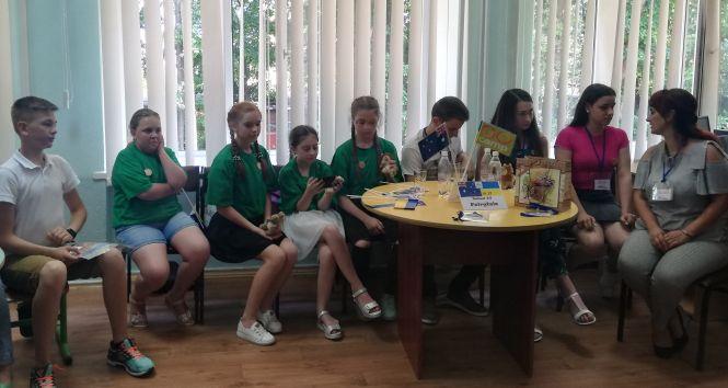 «Ви можете прийняти посла Австралії?»  Дипломат роздавала у Вінниці  кенгуру і коал, фото №3 на сайті 20minut.ua