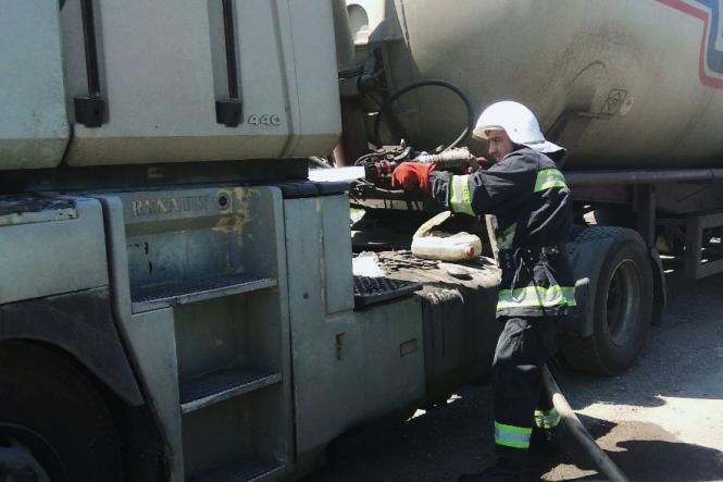 Новини Кам'янця-Подільського - фото з Неподалік від Кам'янця загорівся вантажний автомобіль «RENO 440» Неподалік від Кам'янця загорівся вантажний автомобіль «RENO 440», фото №1 на сайті 20minut.ua