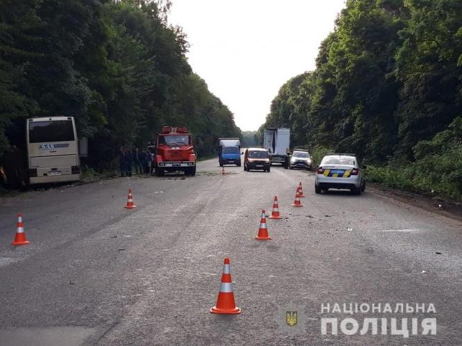 Новини Хмельницького - фото з Автобус з 26 пасажирами влетів у дерево біля Війтівців. Є загиблий і постраждалі Автобус з 26 пасажирами влетів у дерево біля Війтівців. Є загиблий і постраждалі, фото №1 на сайті vsim.ua