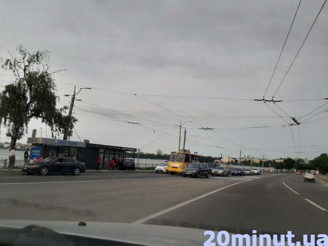 Поки водій відпочивав в закладі, автівка сама поїхала і врізалась в зупинку, фото №2 на сайті 20minut.ua