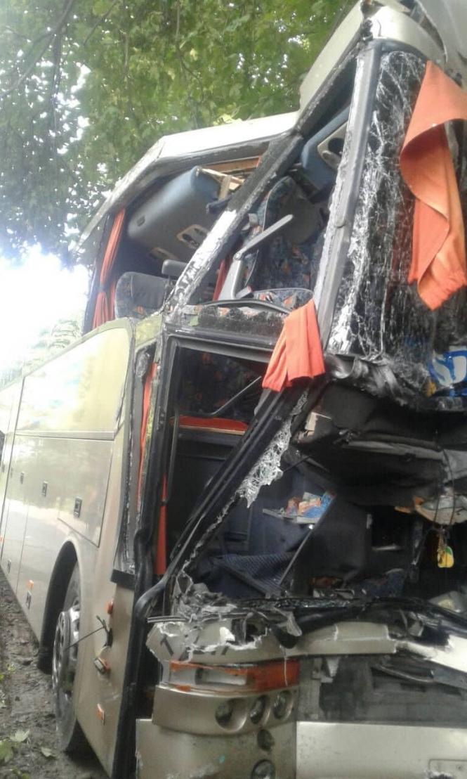 Новини Хмельницького - фото з Автобус з 26 пасажирами влетів у дерево біля Війтівців. Є загиблий і постраждалі Автобус з 26 пасажирами влетів у дерево біля Війтівців. Є загиблий і постраждалі, фото №7 на сайті vsim.ua