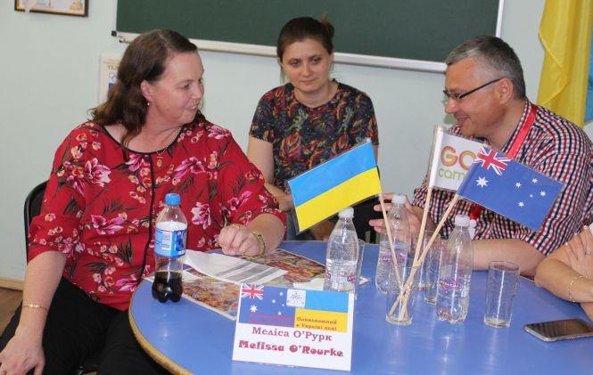 «Ви можете прийняти посла Австралії?»  Дипломат роздавала у Вінниці  кенгуру і коал, фото №1 на сайті 20minut.ua