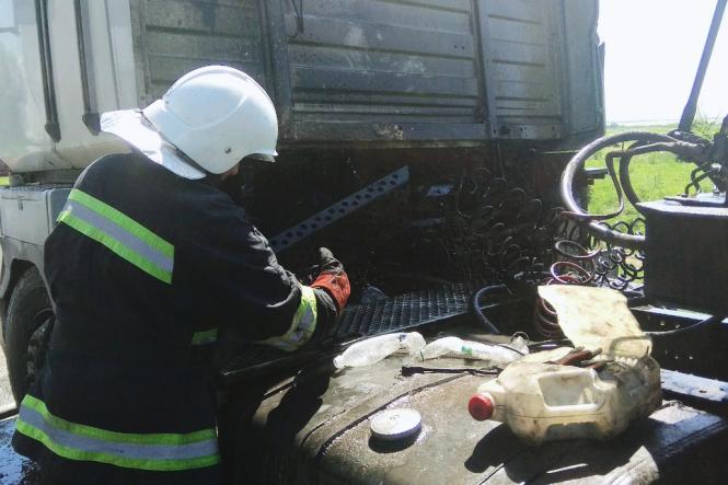 Новини Кам'янця-Подільського - фото з Неподалік від Кам'янця загорівся вантажний автомобіль «RENO 440» Неподалік від Кам'янця загорівся вантажний автомобіль «RENO 440», фото №2 на сайті 20minut.ua