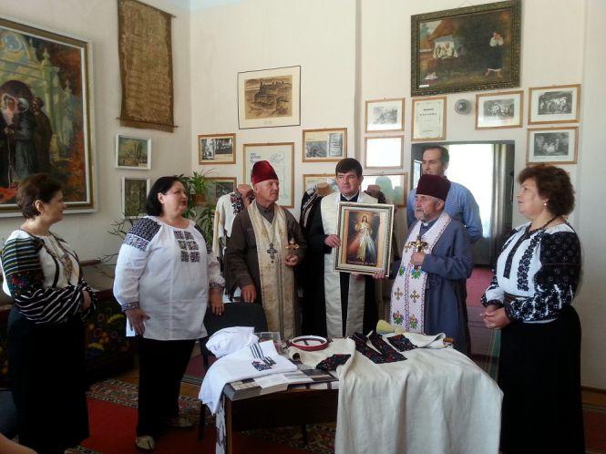 Новини Тернополя - фото з На Тернопільщині вишивають сорочку для політв'язня Володимира Балуха На Тернопільщині вишивають сорочку для політв'язня Володимира Балуха, фото №1 на сайті 20minut.ua