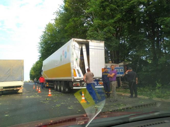 Новини Хмельницького - фото з Автобус з 26 пасажирами влетів у дерево біля Війтівців. Є загиблий і постраждалі Автобус з 26 пасажирами влетів у дерево біля Війтівців. Є загиблий і постраждалі, фото №5 на сайті vsim.ua