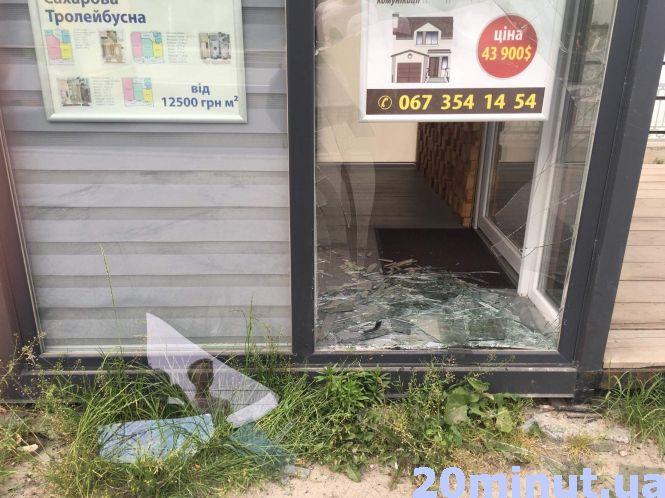 Поки водій відпочивав в закладі, автівка сама поїхала і врізалась в зупинку, фото №1 на сайті 20minut.ua