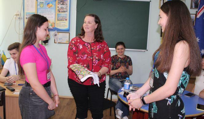 «Ви можете прийняти посла Австралії?»  Дипломат роздавала у Вінниці  кенгуру і коал, фото №6 на сайті 20minut.ua