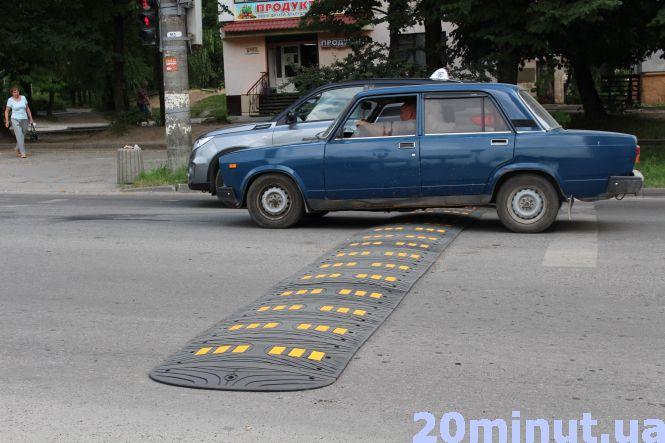 Новини Тернополя - фото з Біля школи №11, де часто стаються ДТП, встановили “лежачого поліцейського” Біля школи №11, де часто стаються ДТП, встановили “лежачого поліцейського”, фото №1 на сайті 20minut.ua