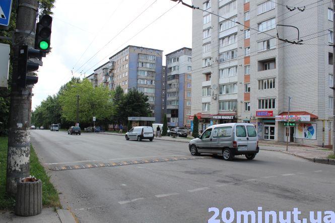 Новини Тернополя - фото з Біля школи №11, де часто стаються ДТП, встановили “лежачого поліцейського” Біля школи №11, де часто стаються ДТП, встановили “лежачого поліцейського”, фото №3 на сайті 20minut.ua