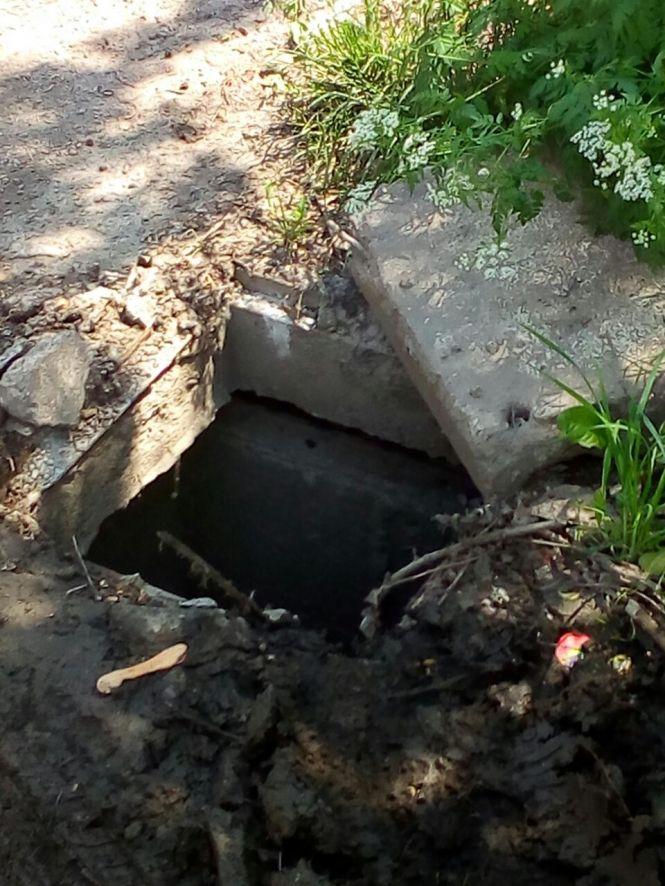 Фото дня: небезпека — біля першого садочку відкриті люки, фото №1 на сайті 20minut.ua