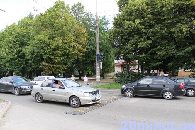 Новини Тернополя - фото з Біля школи №11, де часто стаються ДТП, встановили “лежачого поліцейського” Біля школи №11, де часто стаються ДТП, встановили “лежачого поліцейського”, фото №2 на сайті 20minut.ua
