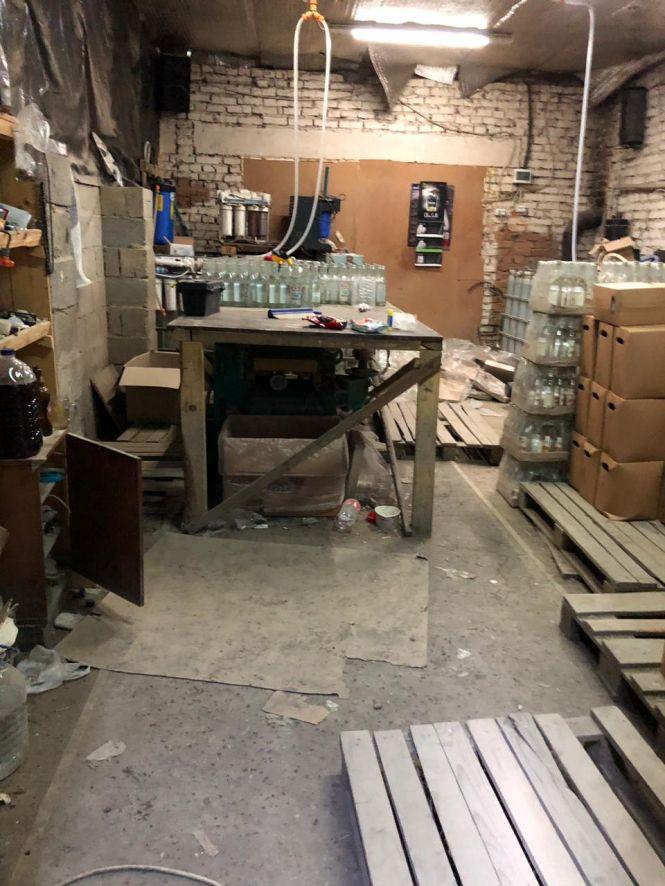 Новини Тернополя - фото з У двох підпільних цехах на Тернопільщині підробляли дорогу горілку У двох підпільних цехах на Тернопільщині підробляли дорогу горілку, фото №2 на сайті 20minut.ua