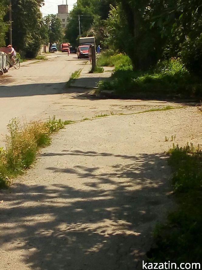 Фото дня: небезпека — біля першого садочку відкриті люки, фото №3 на сайті 20minut.ua