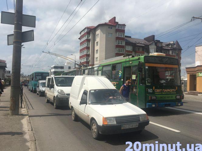 На Бандери стали тролейбуси, немає електронапруги, фото №1 на сайті 20minut.ua