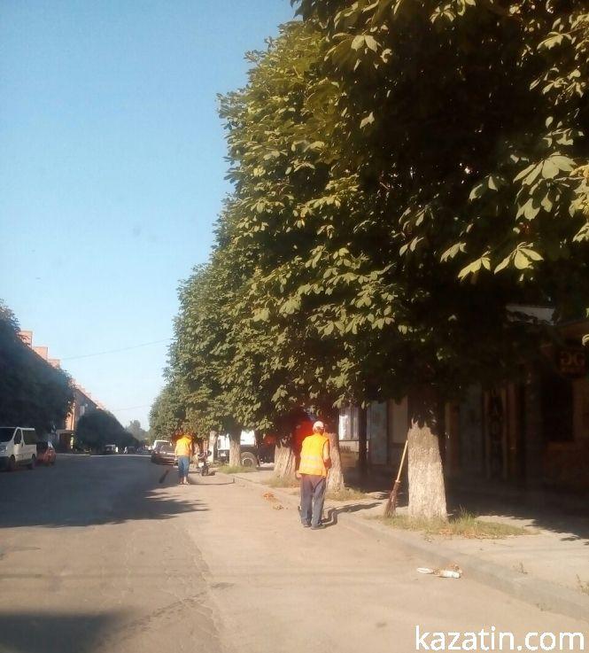 Ранковий Козятин: двірники наводять порядок, фото №2 на сайті 20minut.ua