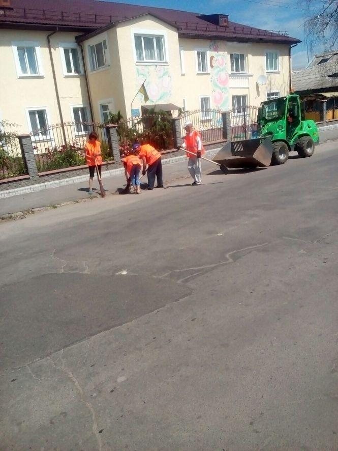 Ранковий Козятин: двірники наводять порядок, фото №3 на сайті 20minut.ua