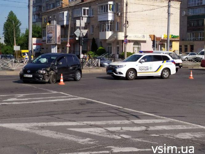Новини Хмельницького - фото з Ранкова ДТП біля “Либідь Плази”: водійку забрали медики (ФОТО і ВІДЕО) Ранкова ДТП біля “Либідь Плази”: водійку забрали медики (ФОТО і ВІДЕО), фото №3 на сайті vsim.ua