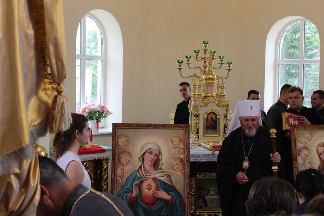Новини Тернополя - фото з Митрополит Василій освятив храм Пресвятої Трійці у Тернопільському районі Митрополит Василій освятив храм Пресвятої Трійці у Тернопільському районі, фото №4 на сайті 20minut.ua
