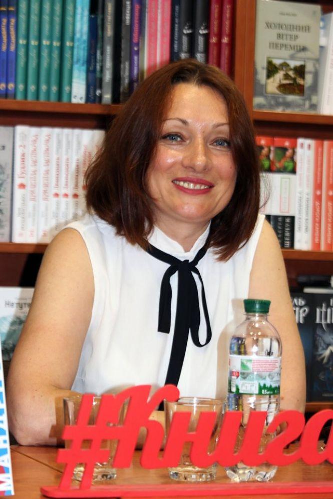 Новини Тернополя - фото з Психолог Наталія Гаєвська представила у Тернополі свою першу книжку «Нова Я. Шлях до себе» Психолог Наталія Гаєвська представила у Тернополі свою першу книжку «Нова Я. Шлях до себе», фото №1 на сайті 20minut.ua