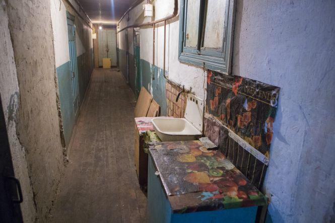 Фоторепортаж з комуналки. Як на Соборній живуть без туалетів, ванних кімнат та надій, фото №7 на сайті 20minut.ua