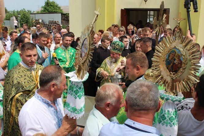 Новини Тернополя - фото з Митрополит Василій освятив храм Пресвятої Трійці у Тернопільському районі Митрополит Василій освятив храм Пресвятої Трійці у Тернопільському районі, фото №6 на сайті 20minut.ua