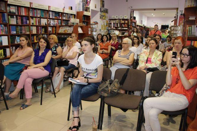 Новини Тернополя - фото з Психолог Наталія Гаєвська представила у Тернополі свою першу книжку «Нова Я. Шлях до себе» Психолог Наталія Гаєвська представила у Тернополі свою першу книжку «Нова Я. Шлях до себе», фото №4 на сайті 20minut.ua