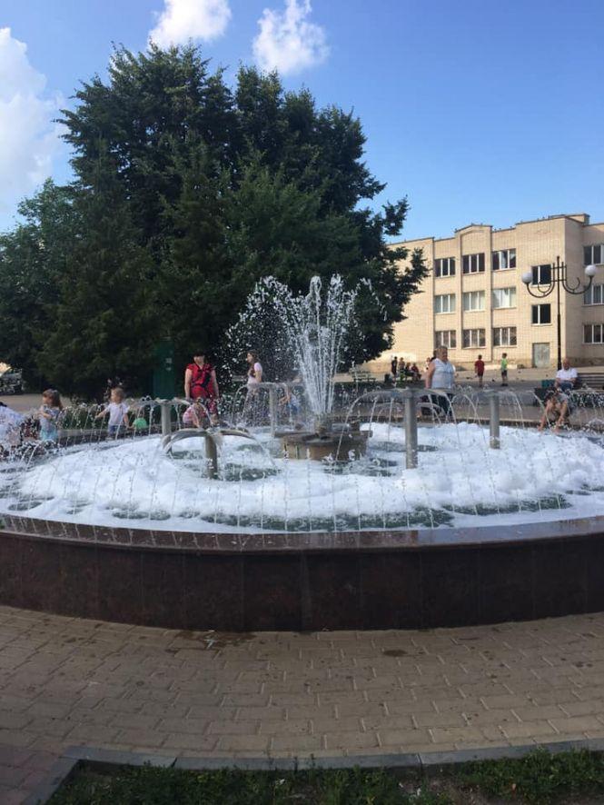 "Пінна вечірка": у фонтан на Алясці хтось налив миючого засобу, фото №2 на сайті 20minut.ua