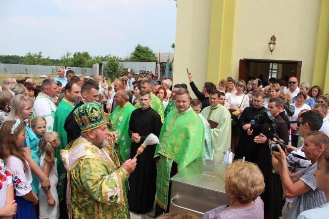 Новини Тернополя - фото з Митрополит Василій освятив храм Пресвятої Трійці у Тернопільському районі Митрополит Василій освятив храм Пресвятої Трійці у Тернопільському районі, фото №5 на сайті 20minut.ua