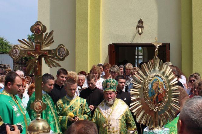 Новини Тернополя - фото з Митрополит Василій освятив храм Пресвятої Трійці у Тернопільському районі Митрополит Василій освятив храм Пресвятої Трійці у Тернопільському районі, фото №7 на сайті 20minut.ua