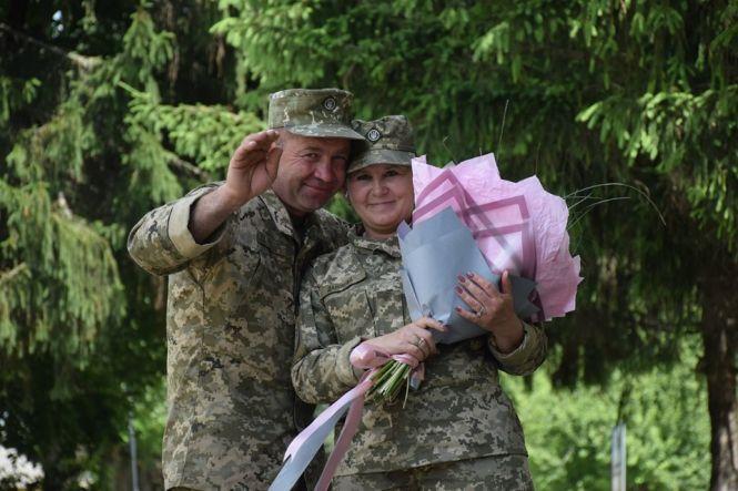 Новини Тернополя - фото з Love story у Тернополі: під час шикування військовий освідчився своїй коханій Love story у Тернополі: під час шикування військовий освідчився своїй коханій, фото №5 на сайті 20minut.ua